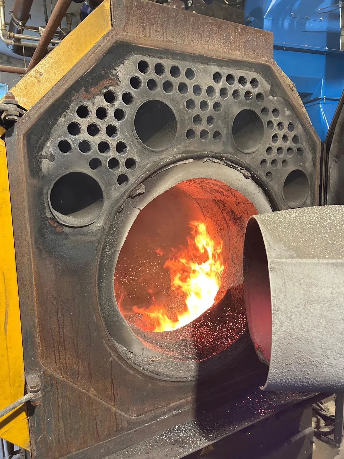 Geöffneter KÖB-Kessel mit Feuer im Brennraum und Rauchrohren